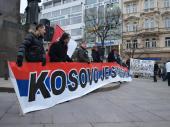 Група младих Чеха развила је транспарент на енглеском језику, на којем је писало:"На продају-јетра, бубрези, плућа, срце - контакт Хашим Тачи" Фото: www.kosovoonline.cz Група младих Чеха развила је транспарент на енглеском језику, на којем је писало:"На продају-јетра, бубрези, плућа, срце - контакт Хашим Тачи" Фото: www.kosovoonline.cz